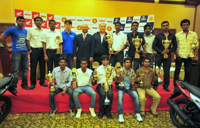 Championship winners along with Chief Guest Mr. Arun Mammen, Managing Director, MRF Ltd. (5th from left), Guest of Honour Mr. Keita Muramatsu, President & CEO, Honda Motorcycle & Scooter India Pvt. Ltd. (6th from the left), Guest of Honour Mr. Jun Nakata, Director Sales & Marketing, India Yamaha Motors Pvt. Ltd. (4th from left).