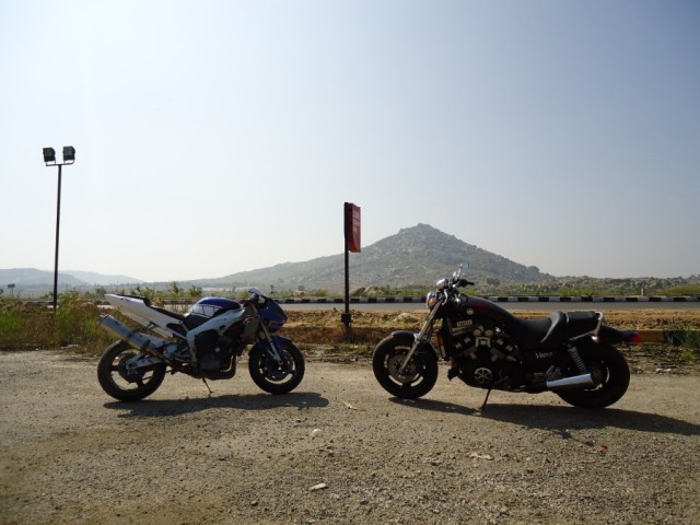 Yamaha R1 vs Yamaha V-Max