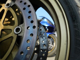 Kawasaki Ninja ZX-12R ,Yamaha R1 in the background