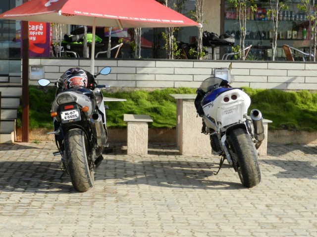 Yamaha R1 vs Ninja ZX-12R