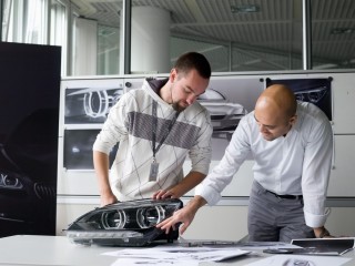 Sebastian Morgenstern (Detail Designer) and Nader Faghihzadeh (Exterior Designer of the BMW 6 Series Coupe) discuss details of the LED headlights 