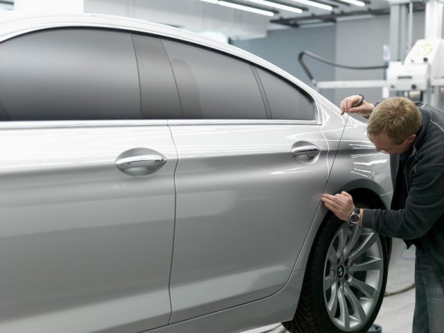 BMW 6 Series Gran Coupe : Taping the shutlines on the clay model 