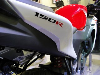 Honda CBR 150 in Sports Red with Pearl Sunbeam White : Details 02