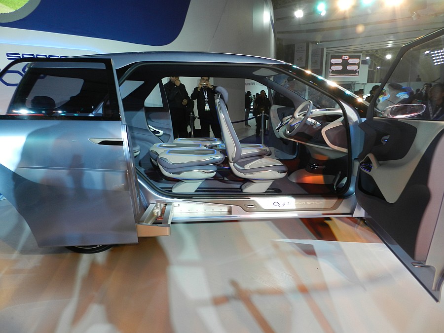 Hyundai Hexa Space Concept at the 11th Auto Expo 2012 : Side Interior