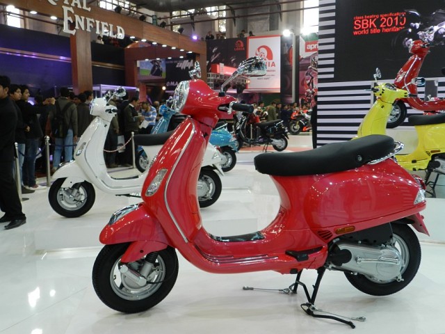 Vespa LX 125 Pink at the 11th Auto Expo 2012 : Side
