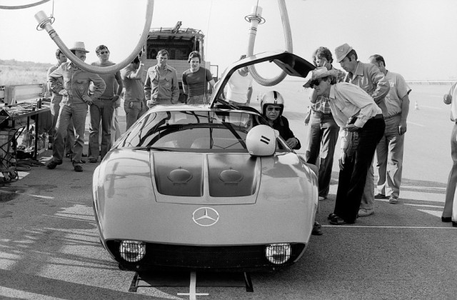 64-hour record-breaking run: the Mercedes-Benz C 111-IID with diesel engine on the high-speed track in Nardo, 1976. in the driver's seat Dr. Hans Liebold, head of all C 111 projects.