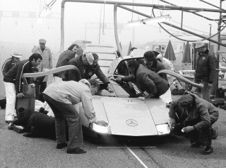 Record run of the C 111-III in Nardo on April 29 and 30, 1978. A perfect view is a prime requisite for achieving high continuous speeds. The Mercedes-Benz service team therefore cleaned the windows and headlamp fairings every time the car came in for refueling with 140 liters of diesel, a change of driver and a check on the Dunlop tires.