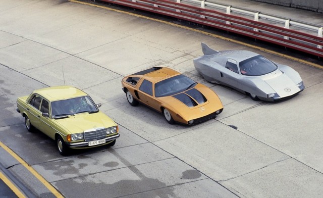 On the test track in Untertürkheim (from right to left): Mercedes-Benz C 111-III record car with five-cylinder turbodiesel engine; Mercedes-Benz C 111-II D diesel record car (without pop-up headlights); a Mercedes-Benz from the 123 series