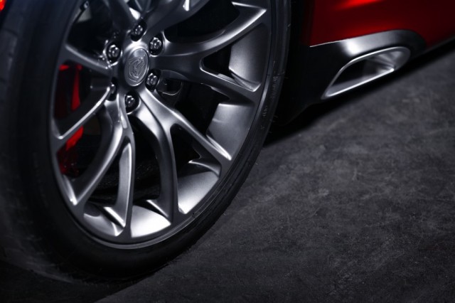 2013 SRT Viper GTS split six-spoke forged-aluminum “Venom” wheel design