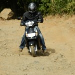 Mahindra Duro 125 DX tackling rough surface