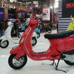 Vespa LX 125 Pink at the 11th Auto Expo 2012 : Side
