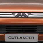 2013 Mitsubishi Outlander : 'Hockey Stick' chrome strips on the grille flank the three diamond logo