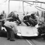Record run of the C 111-III in Nardo on April 29 and 30, 1978. A perfect view is a prime condi-tion for achieving high continuous speeds. The Mercedes-Benz service team therefore cleaned the windows and headlamp fairings every time the car came in for refueling with 140 liters of diesel, a change of driver and a check on the Dunlop tires.