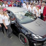 Volkswagen Golf GTI Black Dynamic : Ulrich Hackenberg, Member of the Board of Management of Volkswagen Brand, with responsibility for 'Development', Prof. Heiko Gintz, Head of Vocational Training of Volkswagen at Wolfsburg, Laura Krätz, Trainer Björn Schallhorn, Sarah Unverzagt, Christian Wolter. On the left: From the back: Trainer Detlef Weiner, Roman Huck, Trainer John Rowland, Martin Schmidt, Richard Neubert, Charleen Pohle and Lisa Batke.Tim Köhler is missing from the picture.